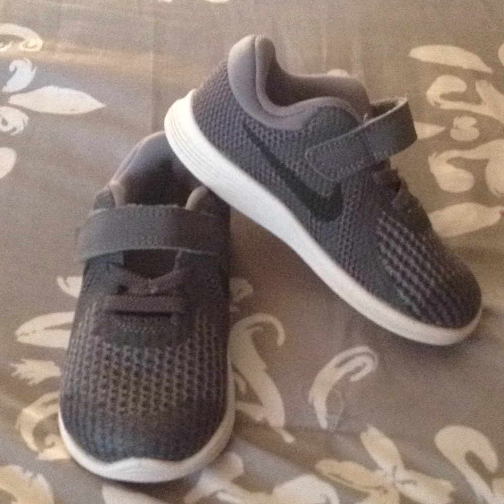 Kids tennis shoes